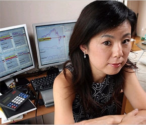 Sau khi rửa hết đống bát đĩa của bữa tối, Itoh thường dành toàn bộ quỹ thời gian buổi tối của mình cho việc mua bán Bảng Anh và Đôla Australia.