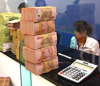 Đến cuối tuần, lãi suất huy động VND trên thị trường đã tương đối ổn định ở mặt bằng mới, trong khoảng 17,5% - gần 18%/năm; trường hợp có lãi suất trên 19%/năm đã có quyết định rút về.