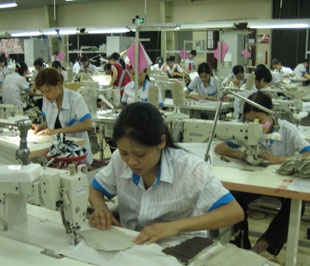 Môi trường làm việc của ngành dệt may đang dần được cải thiện.
