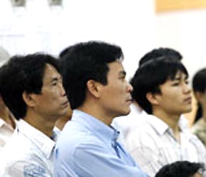 Nhà đầu tư nước ngoài chỉ được phép nắm giữ tối đa 49% số lượng cổ phiếu/chứng chỉ quỹ đầu tư phát hành thêm.
