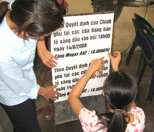 Thông báo giảm giá xăng được dán tại một cây xăng trên đường Đội Cấn lúc 10h sáng nay - Ảnh: Anh Quân.