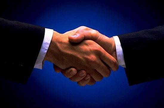 Cam kết và chờ đợi.