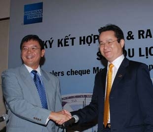 Cái bắt tay giữa đại diện Ngân hàng ACB và Tập đoàn American Express International.