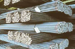 Trong tháng 10 vừa qua, để cạnh tranh với thép "ngoại", hầu hết các loại thép xây dựng của các nhà máy trong nước đều phải giảm giá.