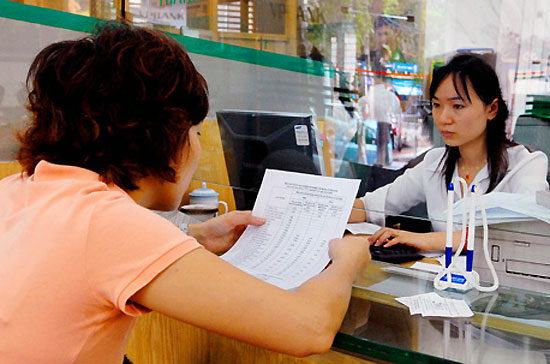 Dự kiến những ngân hàng lớn sẽ bắt đầu nhập cuộc hạ lãi suất huy động VND trong những ngày tới - Ảnh: VnExpress.