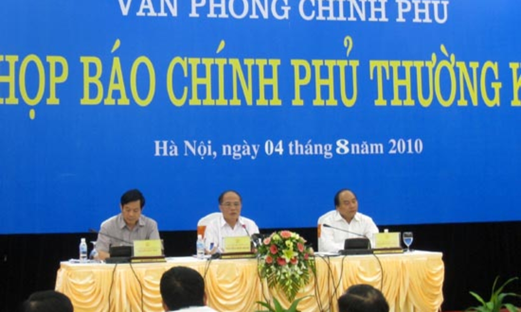 Phó thủ tướng Thường trực Nguyễn Sinh Hùng chủ trì cuộc họp báo chiều 4/8.