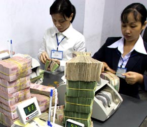 Các ngân hàng ngoài lo mất nợ còn bức xúc vì quyền lợi của mình (bên liên quan) chưa được bảo đảm, nhất là sau một thời gian tiếp vốn hỗ trợ phát triển doanh nghiệp - Ảnh: Việt Tuấn.