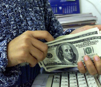 Xem ra gửi tiết kiệm tuy chưa có lãi suất thực dương nhưng đỡ đau đầu, đỡ rủi ro; nếu có “gan” thì “chơi” chứng khoán - Ảnh: Việt Tuấn.