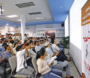 Giao dịch tại sàn ACBS - Ảnh: SGTT.