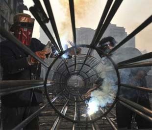  Câu chuyện của ngành thép có lẽ là một điển hình của một năm kinh tế đầy biến động như 2008 - Ảnh: AP.