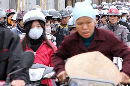 Hiện toàn thành phố có gần 303.000 ôtô các loại, gần 3,65 triệu xe máy và khoảng 1 triệu xe đạp, chưa kể phương tiện giao thông của quân đội và phương tiện quá cảnh vào thành phố - Ảnh: Otofun.