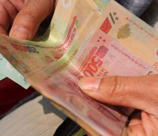 "Trong vòng 5 năm qua, Chính phủ đã 4 lần điều chỉnh lương tối thiểu từ mức 210.000, lên 290.000, 350.000, 450.000 và cuối cùng là 540.000 đồng/tháng vào đầu năm nay" - Ảnh: Việt Tuấn 