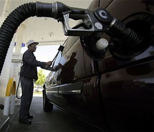 Người tiêu dùng hẳn chưa thể quên những thách thức mà giá dầu cao hồi năm 2008 đem lại - Ảnh: AP.