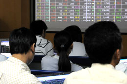 Kể từ ngày 1/12/2009, tất cả các công ty chứng khoán phải chấm dứt việc cho phép khách hàng bán chứng khoán trước ngày T+4, hoặc cho khách hàng vay chứng khoán để bán.