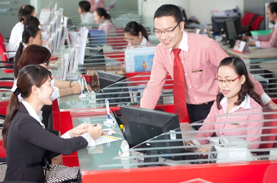 Khách hàng giao dịch tại Techcombank.