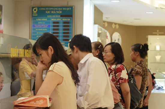 So với mức kỷ lục 46,2-46,3 triệu đồng/lượng thiết lập vào trưa hôm qua, giá vàng đã hạ 1,1-1,2 triệu đồng/lượng - Ảnh: VnExpress.