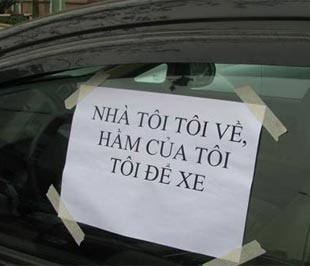 Một biểu ngữ được người dân khu chung cư The Manor dán lên xe của mình để phản đối chủ đầu tư là Công ty Bitexco, trong vụ tranh chấp xung quanh việc nộp phí giữ xe ở tầng hầm chung cư này - Ảnh: AutoPro.