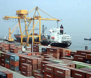  Việc nhập siêu được khống chế ở mức thấp cho thấy chính sách điều hành xuất nhập khẩu của Chính phủ đang tỏ ra có kết quả tốt.