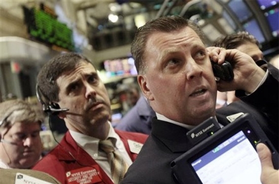 Trong nhiều phiên giao dịch gần đây, Phố Wall bắt đầu chứng kiến sự dịch chuyển bất thường của các chỉ số, độ nhạy với thông tin trở nên đỉnh điểm và vì thế tính ổn định của thị trường đã không còn được duy trì - Ảnh: AP.