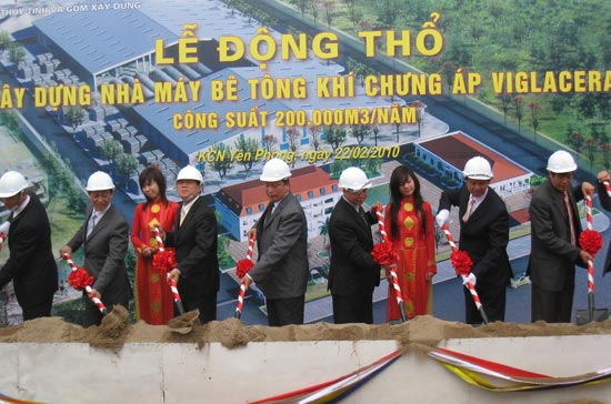 Bộ trưởng Bộ Xây dựng Nguyễn Hồng Quân cùng lãnh đạo các bộ, ngành và chủ đầu tư động thổ nhà máy.