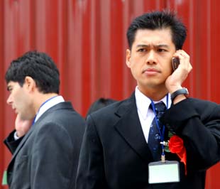 Cả 7 nhà mạng cung cấp dịch vụ di động hiện nay là Viettel, VinaPhone, MobiFone, S-Fone, EVN Telecom, HT Mobile và G-Tel đều đang gấp rút chuẩn bị cho đợt “thi tuyển” - Ảnh: Việt Tuấn.