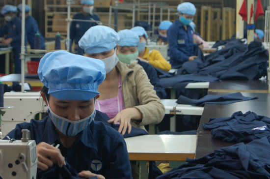 Lao động của Công ty Ô tô Trường Hải trong xưởng may đệm ghế. Ảnh: A.M