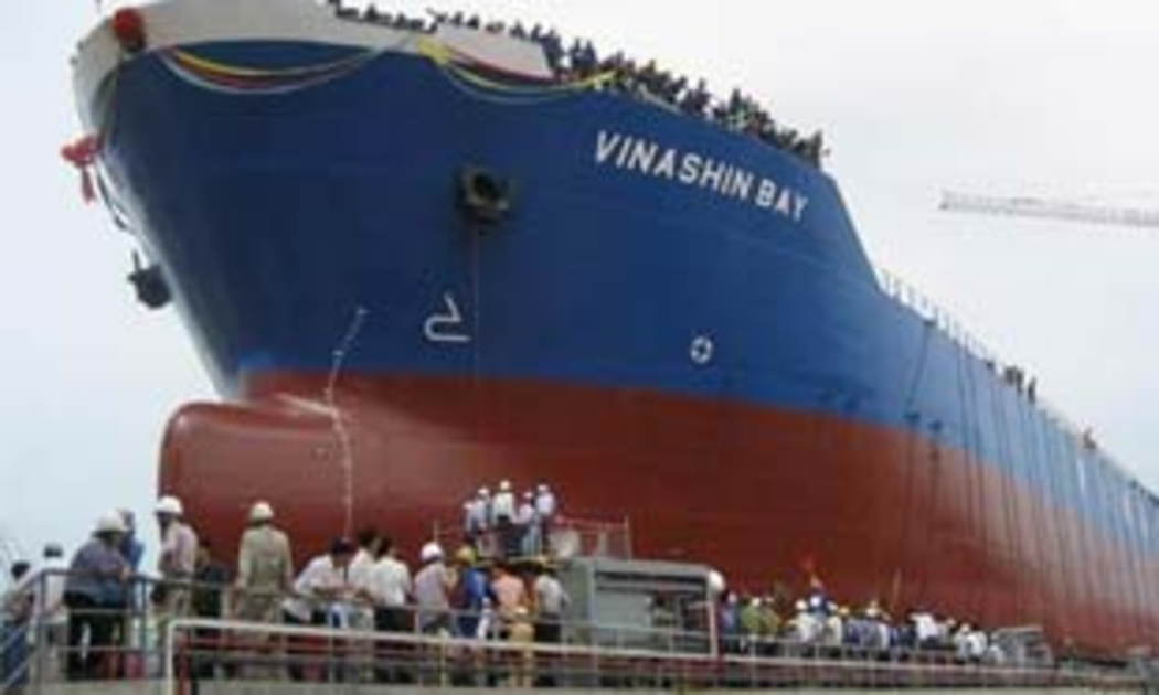 Một tàu đóng mới của Vinashin.
