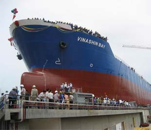 Một tàu đóng mới của Vinashin.