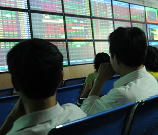 Với mức độ thanh khoản quá tốt đang diễn ra, thị trường có sức hấp dẫn lớn hơn dù rất nhiều nhà đầu tư vẫn mua bán trong thận trọng - Ảnh: Quang Liên.