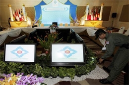 Công tác chuẩn bị cho Hội nghị cấp cao ASEAN-15, diễn ra từ ngày 23-25/10, tại Hua Hin (Thái Lan) - Ảnh: Reuters.