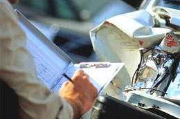 Các hình thức trục lợi bảo hiểm xe cơ giới phổ biến ở Việt Nam phải kể tới như: hợp lý hóa ngày tai nạn và hiệu lực bảo hiểm, thay đổi tình tiết vụ tai nạn, tạo hiện trường giả, khai tăng số tiền tổn thất, lập hồ sơ khiếu nại nhiều lần, cố ý gây tai nạn.