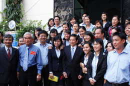 Chủ tịch nước Nguyễn Minh Triết chụp ảnh lưu niệm với cán bộ công nhân viên Ngân hàng Eximbank.