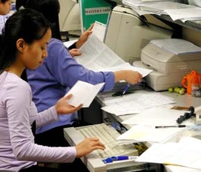 Theo một khảo sát chưa đầy đủ, mới chỉ có khoảng 1000 doanh nghiệp ứng dụng CRM vào hoạt động sản xuất kinh doanh - Ảnh: Việt Tuấn.