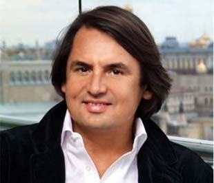 Tariko đã nỗ lực xây dựng sự nghiệp chỉ với hai bàn tay trắng và vươn tới vị trí thứ 150 trong danh sách những người giàu nhất thế giới của tạp chí Forbes năm 2007.