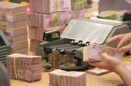 Theo ông Kowalczyk, giá trị đồng Việt Nam đang bị ảnh hưởng từ tình trạng thâm hụt thương mại và lạm phát kéo dài, dẫn đến sức ép lên cán cân thanh toán của Việt Nam.