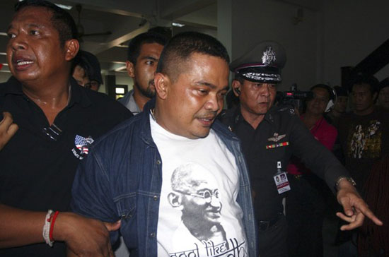 Jatuporn Prompan, một trong các thủ lĩnh áo đỏ, ra hàng - Ảnh: Reuters.