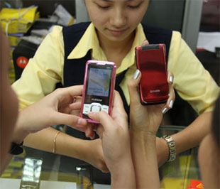 Điện thoại thương hiệu Việt bán ở siêu thị Viễn Thông A, Tp.HCM - Ảnh: Như Hùng.