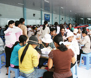 Chưa có cơ quan nào quy định mức giá suất ăn bao nhiêu, nên phần lớn các doanh nghiệp tại Khu công nghiệp Phố Nối chỉ đặt suất ăn cho công nhân với mức... 4.000 đồng.