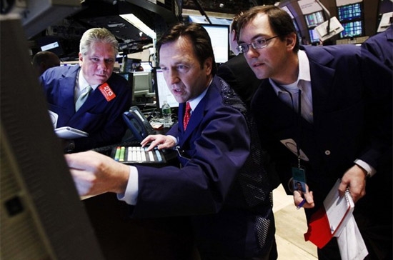 Với hai phiên còn lại của quý 1, Phố Wall đang hy vọng động lực đẩy thị trường lên để làm đẹp báo cáo tài chính của các nhà đầu tư, sẽ đưa Dow Jones lên ngưỡng 11.000 điểm - Ảnh: Reuters.