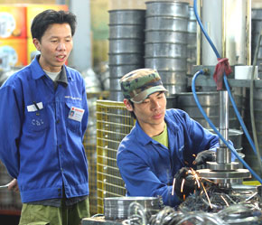 Năm 2007, sẽ cổ phần hóa 550 doanh nghiệp bao gồm một số tổng công ty, các ngân hàng thương mại Nhà nước - Ảnh: Việt Tuấn.