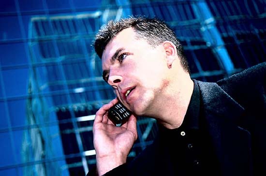 Ngày càng có nhiều người chuyển sang dùng điện thoại di động - Ảnh: Customtel.