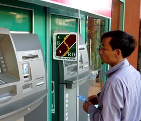 Từ ngày 1/1/2008 sẽ bắt đầu trả lương qua tài khoản cho cán bộ, công chức, viên chức.