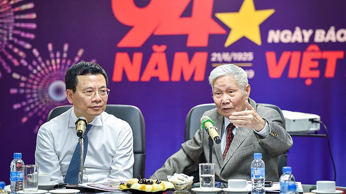 Bộ trưởng Nguyễn Mạnh Hùng và Giáo sư Đào Nguyên Cát - Phó chủ tịch Hội Khoa học Kinh tế Việt Nam - Tổng biên tập Thời báo Kinh tế Việt Nam - Ảnh: Việt Tuấn.