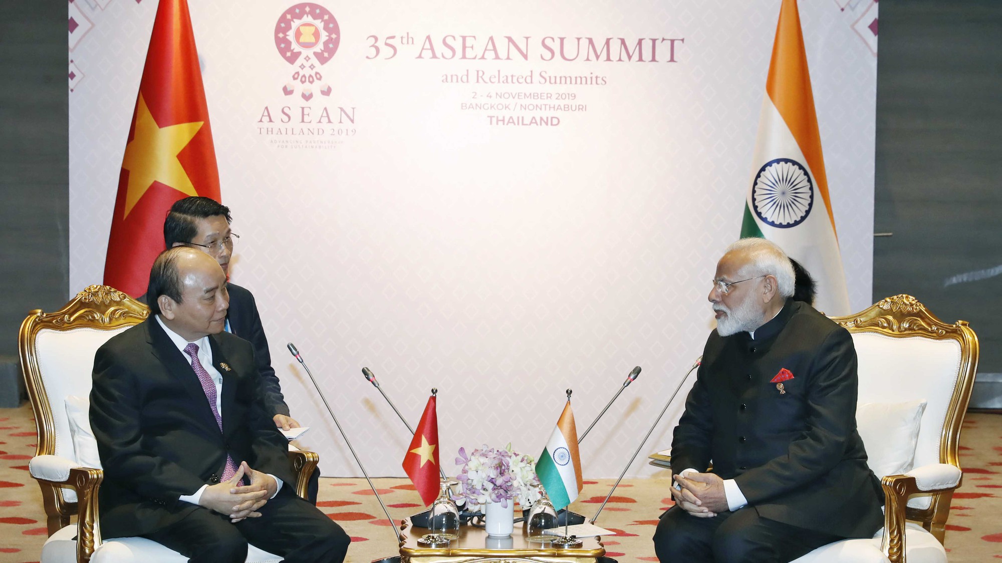 Thủ tướng Nguyễn Xuân Phúc và Thủ tướng Ấn Độ Narendra Modi tại buổi hội kiến chiều 4/11 - Ảnh: VGP.