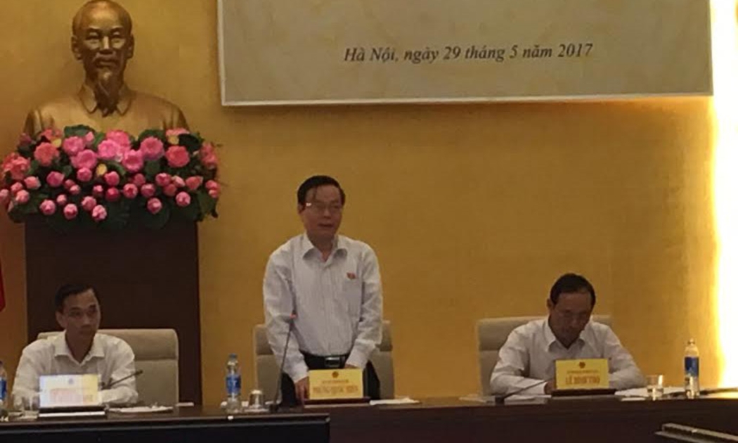 Phó chủ tịch Quốc hội Phùng Quốc Hiển phát biểu tại phiên họp.