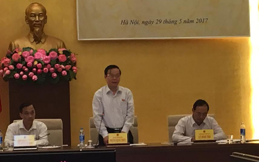 Phó chủ tịch Quốc hội Phùng Quốc Hiển phát biểu tại phiên họp.