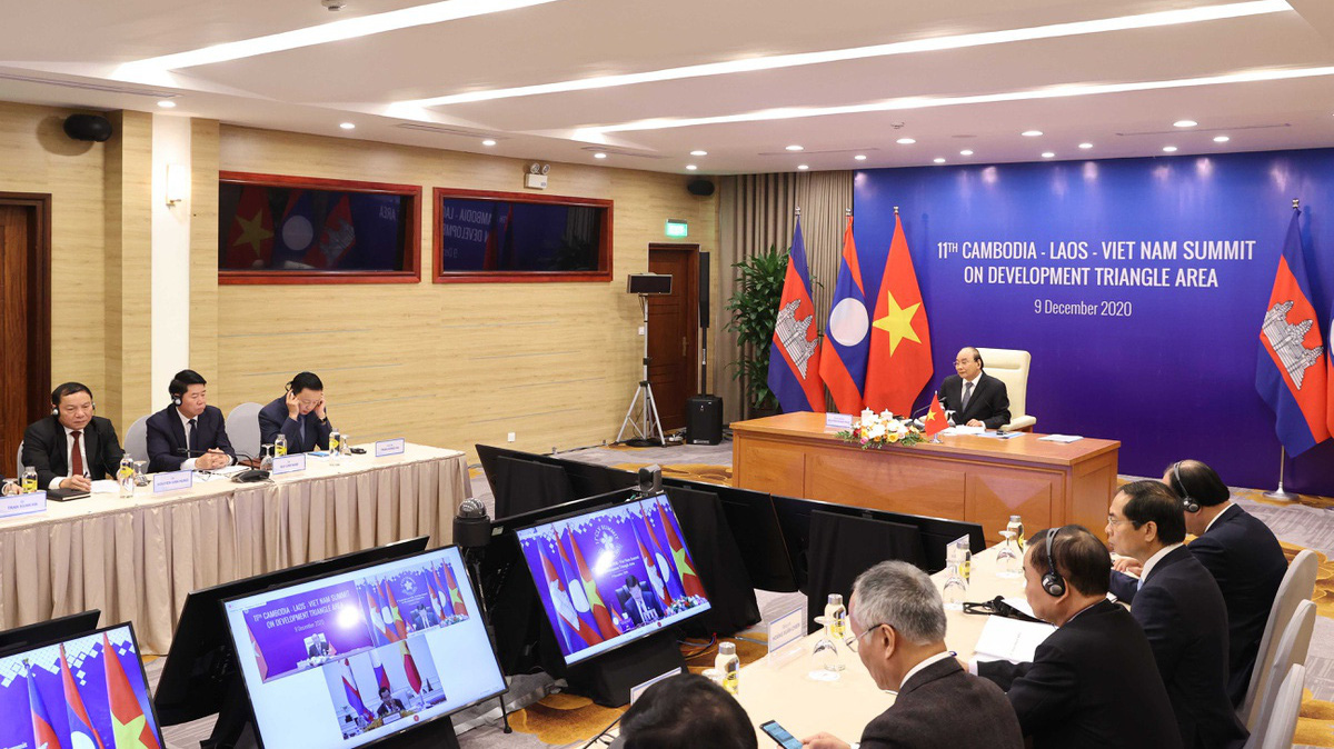 Thủ tướng Nguyễn Xuân Phúc dự Hội nghị Cấp cao Khu vực Tam giác phát triển Campuchia - Lào - Việt Nam (CLV) lần thứ 11 theo hình thức trực tuyến - Ảnh: Bộ Ngoại giao