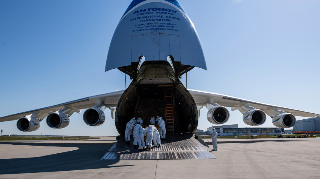 Ước tính sẽ cần tới 8.000 máy bay Boeing 747 và 2 năm để vận chuyển vắc-xin Covid-19 tới khoảng 7 tỷ dân trên toàn cầu - Ảnh: Getty Images