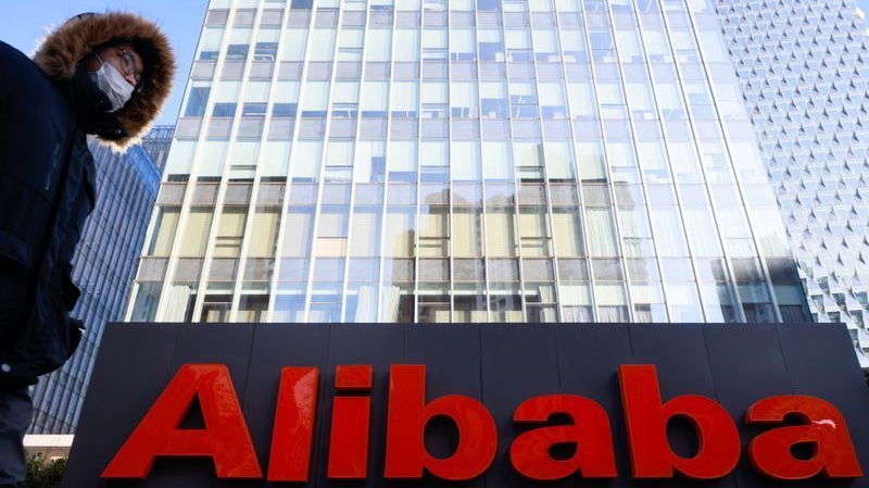 Giá cổ phiếu Alibaba và Tencent lần lượt giảm 3,9% và 2,7% tại phiên giao dịch trước giờ tại Hồng Kông ngày 7/1 - Ảnh: Getty Images