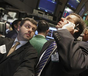 Giới đầu tư đã bán tháo cổ phiếu khối chăm sóc sức khỏe do lo ngại về các khoản dự chi ngân sách do Tổng thống Obama đề xuất, sẽ khiến lợi nhuận của các công ty trong khối này bị sụt giảm mạnh - Ảnh: Reuters.